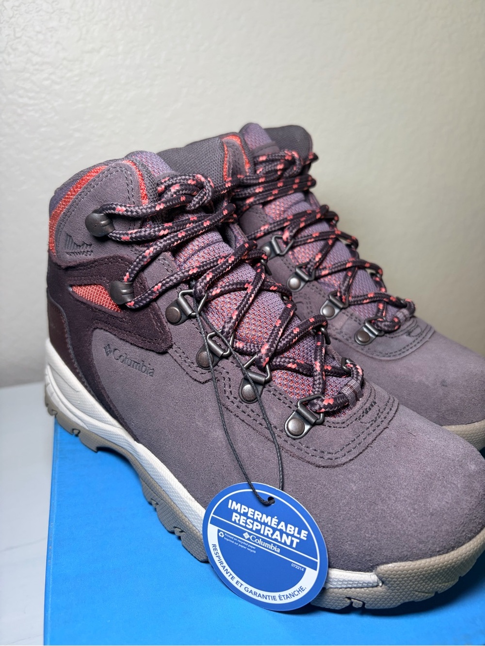 Columbia Womens 5.5 wide Waterproof Hiking Boots - Plum/Pink. New in Box